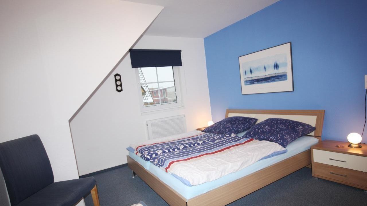Schlafzimmer mit Doppelbett und Einzelbett Schlafzimmer mit Doppelbett und Einzelbett